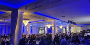 Близо 700 души споделиха благотворителна вечеря във Варна, организирана по повод свещения месец Рамазан