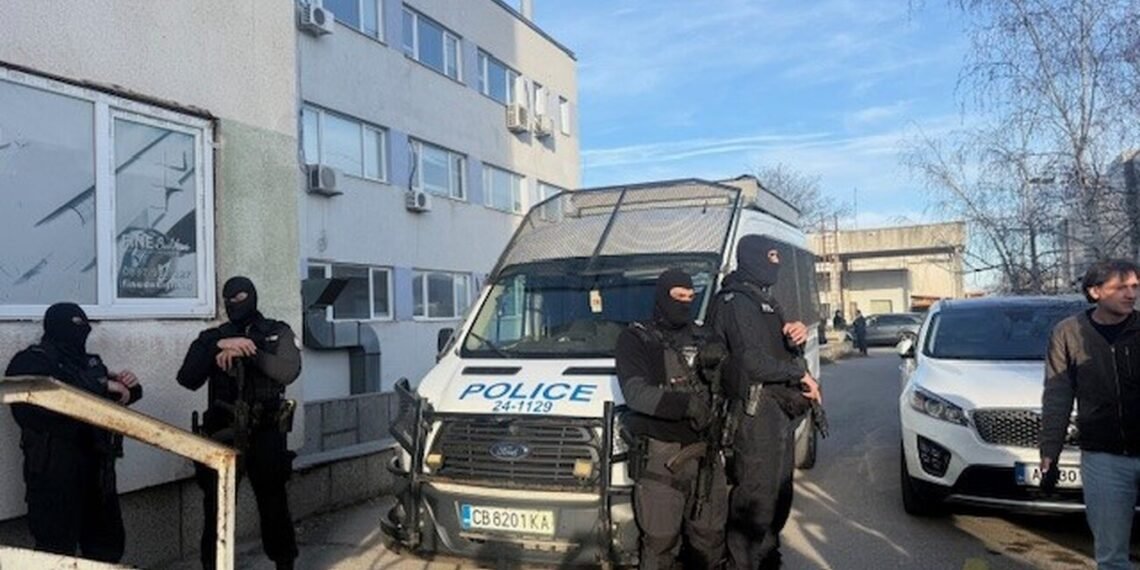 При полицейска акция разбиха фабрика за фалшиви лекарства и хранителни добавки (СНИМКИ)