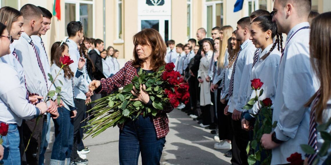 С “море” от рози и кръшни хора поканиха директор на варненска гимназия като скъп гост на бала