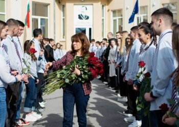 С “море” от рози и кръшни хора поканиха директор на варненска гимназия като скъп гост на бала