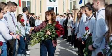 С “море” от рози и кръшни хора поканиха директор на варненска гимназия като скъп гост на бала