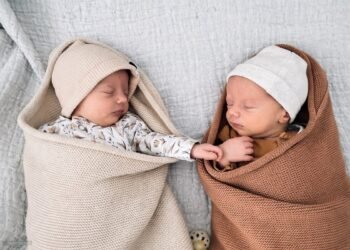 Бебета без дом: историята на близнаците разкри дефицити в приемната грижа