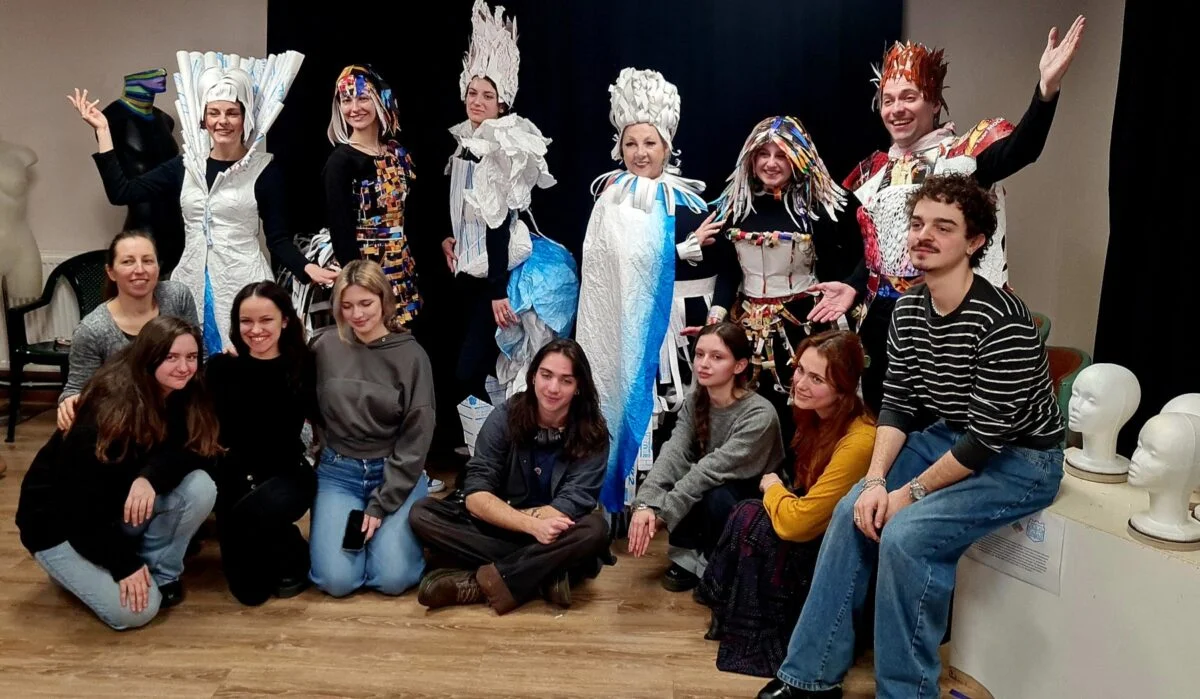 Сцена от спектакъла „Богато царство, бедно царство“ в Кукления театър във Варна