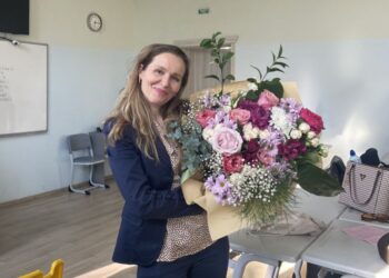 Ученици от Варна “отвлякоха” класната си, за да я поканят на бала по уникален начин (ВИДЕО)