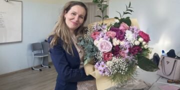 Ученици от Варна “отвлякоха” класната си, за да я поканят на бала по уникален начин (ВИДЕО)