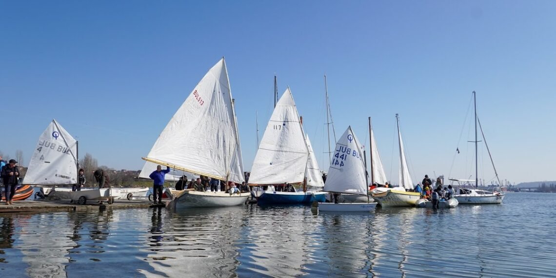 12 екипажа участваха в 70-ата регата „Трети март“ на Варненското езеро
