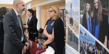 При засилен интерес от ученици и родители се провежда Кандидатстудентската борса във Варна