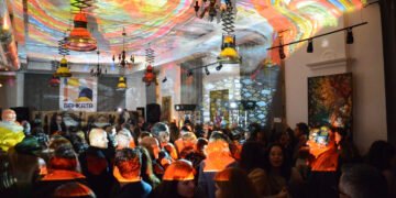 Художникът Искрен Илиев – ISI се завърна във Варна с мултимедийния проект „Отвъд рамката“