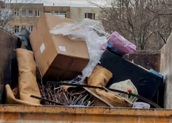 Едрогабаритни отпадъци край контейнерите във Варна пълнят по-бързо депото край Въглен