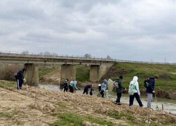 Ученици и доброволци в акция: почистиха бреговете на Камчия