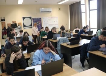 Ученици от няколко града влязоха в ролята на учени от ЦЕРН във Варна