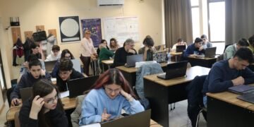 Ученици от няколко града влязоха в ролята на учени от ЦЕРН във Варна