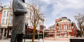 Варненският театър отбелязва 105-годишнината си с празнична програма, 105 балона и награда “Златна маска”