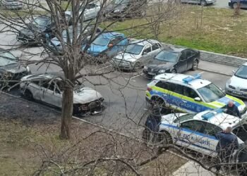 Пожар унищожи BMW във варненския квартал „Кайсиева градина“