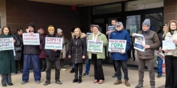 Жители на Аспарухово с плакати срещу застрояването на гората във Варна