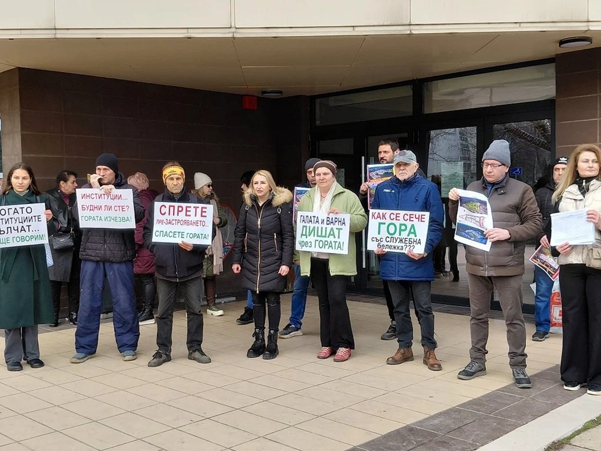 Жители на Аспарухово с плакати срещу застрояването на гората във Варна