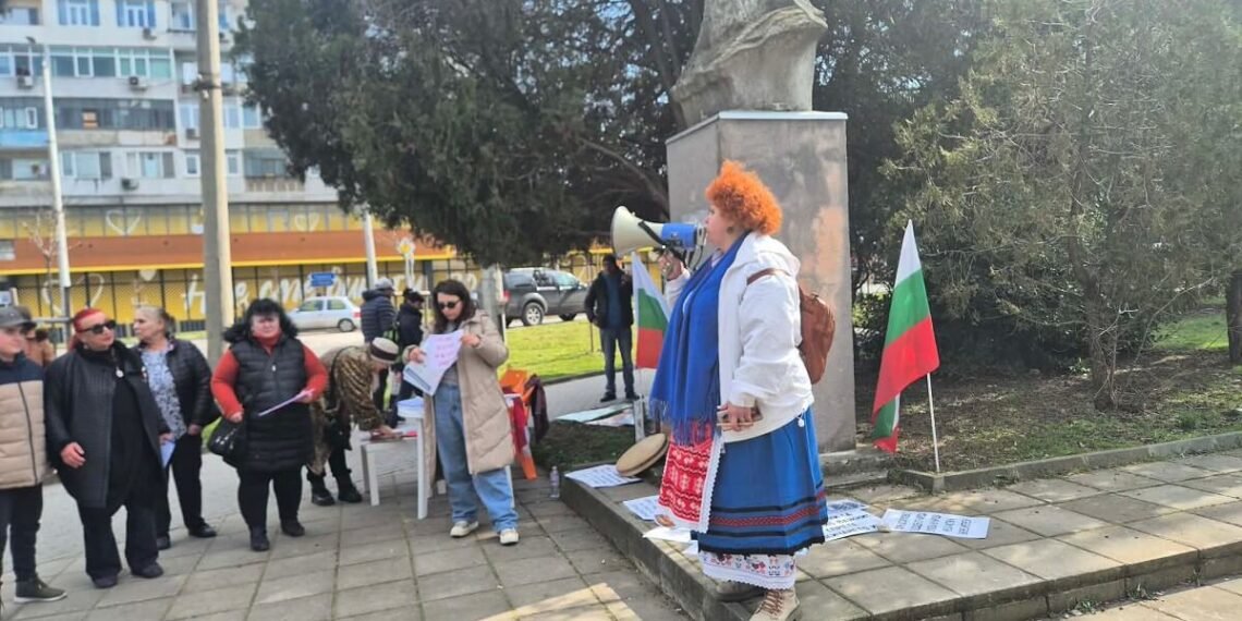 Протест в Аспарухово срещу презастрояването: Искат мораториум върху строежите и спиране на сечта (ВИДЕО)