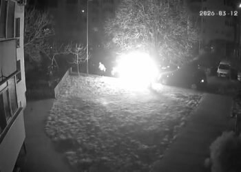 Пожар на автомобил във Варна: Видео показва човек до колата секунди преди пламъците