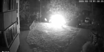 Пожар на автомобил във Варна: Видео показва човек до колата секунди преди пламъците