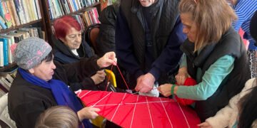 Трогателна среща на поколенията: деца и възрастни хора създадоха символично сърце във Варна