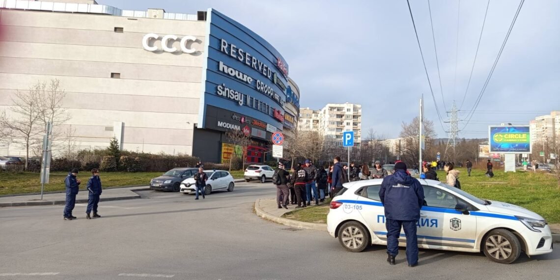 След заплахи за поставени бомби: Евакуираха два варненски мола (ОБЗОР)