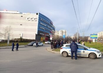 След заплахи за поставени бомби: Евакуираха два варненски мола (ОБЗОР)