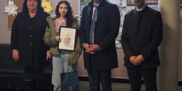 Награда от полицията: 13-годишно момиче върна 400 евро на 90-годишен мъж