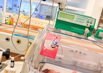 Доброволци изработиха над 7600 мартенички за недоносени бебета в близо 30 болници