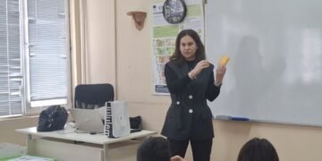 „Бихте ли дишали през това?“: Съдия от Окръжен съд – Варна с нагледен експеримент за вредата от вейповете пред шестокласници