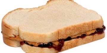 БАБХ откри закуски с бактерии и плесен, млечни продукти и кренвирши с отклонения от стандартите за храна при деца