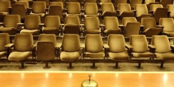 След 45 години: Готов проект за основен ремонт на зала „Пленарна“ в Община Варна