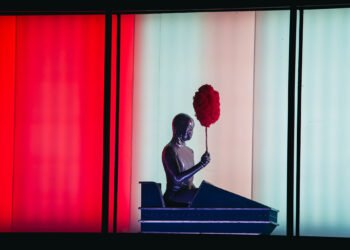 „Космическа” сцена с танцуващо НЛО акостира във Варна 