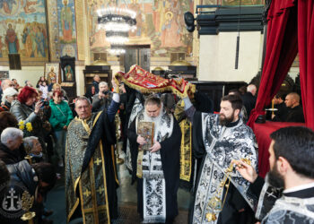 Стотици миряни се стекоха в Катедралния храм на Варна на Разпети петък (ВИДЕО/ СНИМКИ)