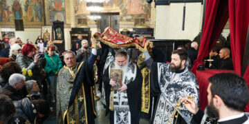 Стотици миряни се стекоха в Катедралния храм на Варна на Разпети петък (ВИДЕО/ СНИМКИ)