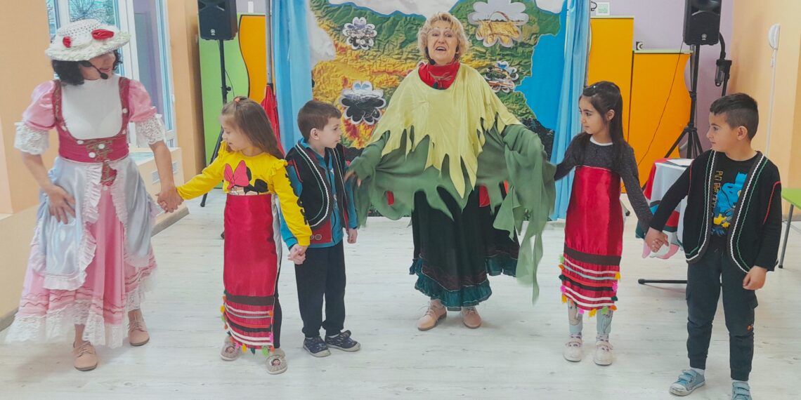 Кукленият спектакъл „В полет над България” на театрална трупа „Трик-Трак” продължава да пътува и вълнува