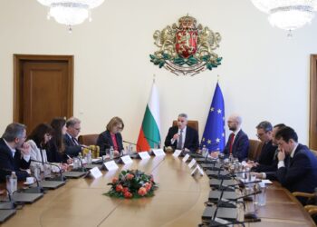 Премиерът Гюров: Щабът залага на предвидимост и следи за непазарно поведение заради кризата в Близкия изток