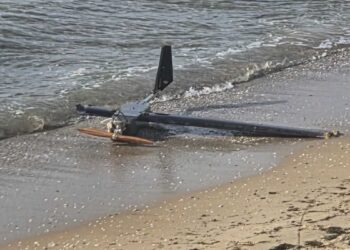 Специализиран екип от ВМС транспортира до Военноморска база – Бургас дрон, открит на плаж в Несебър