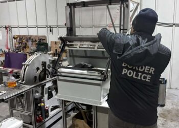 Разкриха високотехнологична нелегална фабрика за цигари с оборудване и продукция за милиони евро
