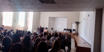 Ученици в Шумен научиха за опасностите от наркотиците на среща с комисар от полицията