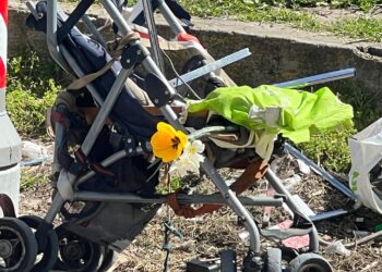 Тъжно: Оставиха цветя като на надгробна плоча върху количката на убития клошар във “Владиславово”