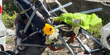 Тъжно: Оставиха цветя като на надгробна плоча върху количката на убития клошар във “Владиславово”