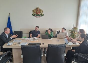 Студенти по право във Варна влязоха в ролята на съдебни страни в обучение със съдия от Апелативния съд