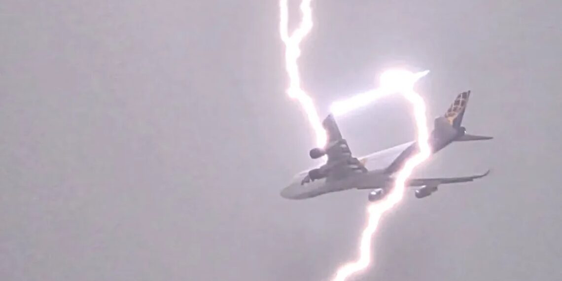 Светкавица удари самолет над Варна