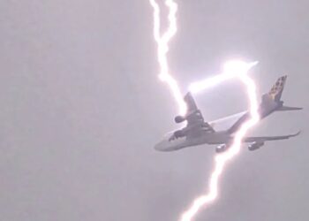 Светкавица удари самолет над Варна