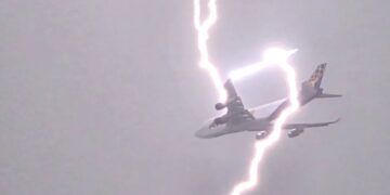 Светкавица удари самолет над Варна