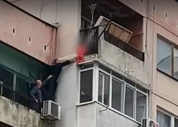 Разследващи работят по версията детето, увиснало на терасата в Ямбол, да е оставено умишлено отвън (ВИДЕО)