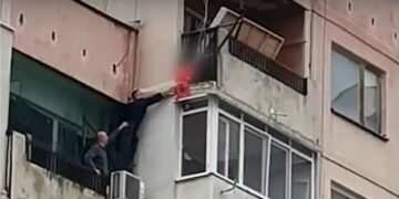 Разследващи работят по версията детето, увиснало на терасата в Ямбол, да е оставено умишлено отвън (ВИДЕО)