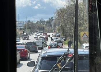 Таксиметров автомобил пламна в движение около кръговото на Траката, задръстването в посока Варна е огромно