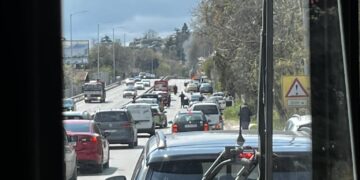 Таксиметров автомобил пламна в движение около кръговото на Траката, задръстването в посока Варна е огромно