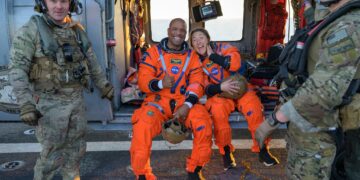 Астронавтите от “Артемис II” се завърнаха на Земята след историческа мисия до Луната